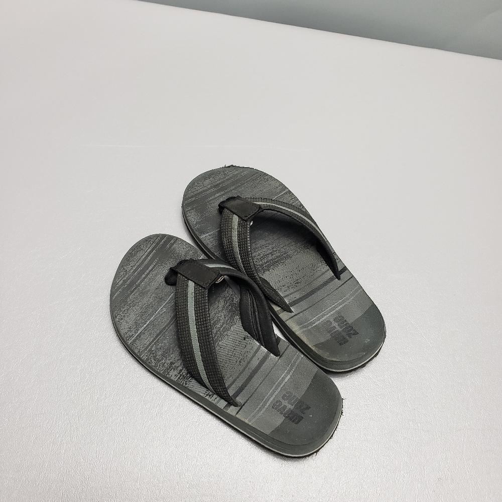 Boys wave zone flip flops size 13